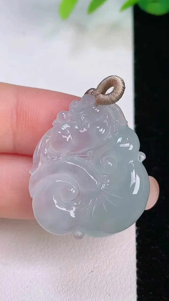 天然A货翡翠如意吊坠，尺寸31-25.8-6.5，重量:6.76g
8月1日