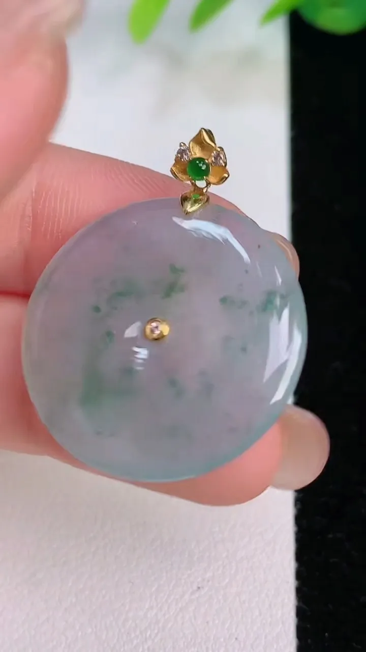 天然A货翡翠种飘花平安扣吊坠，尺寸26-4，重量:5.57g
8月1日