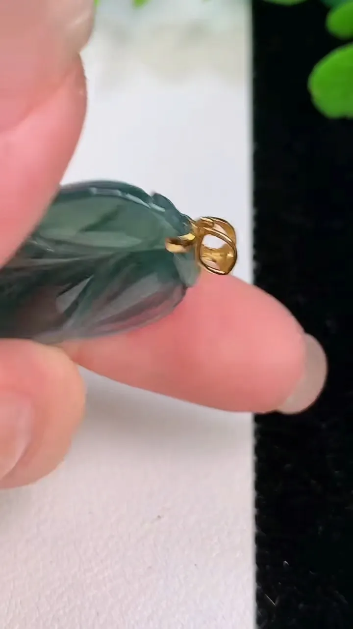 天然A货翡翠18k金蓝水金枝玉叶 叶子吊坠，尺寸33.2-16.9-4，重:4.97g
8月1日