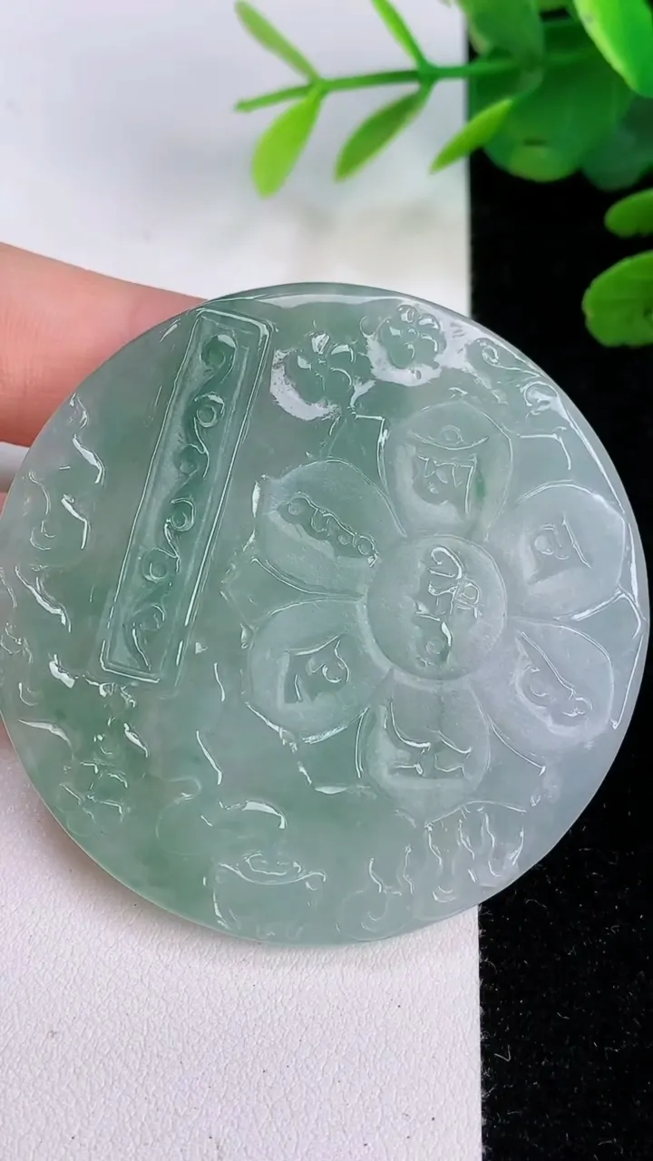 天然A货翡翠冰种飘花文殊菩萨吊坠，尺寸53.4-5，重量:26.32g
8月1日