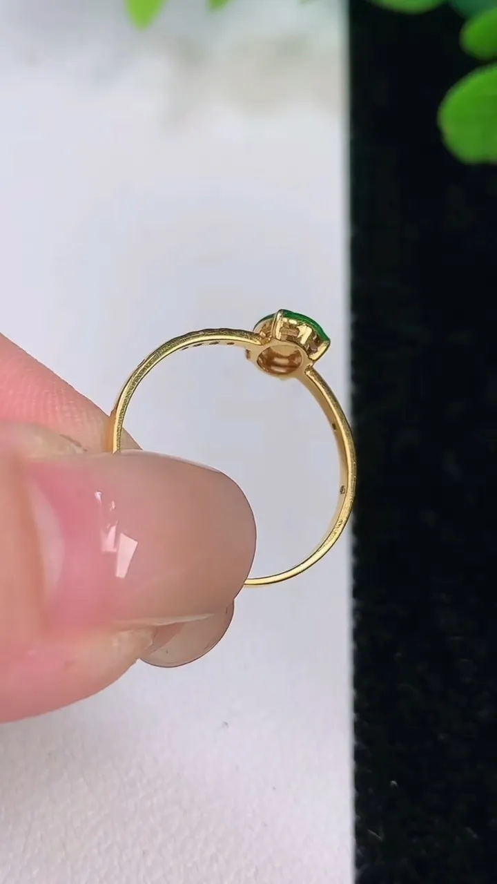 天然A货翡翠蛋面戒指，尺寸7-5.2-3.4，重量:1.01g2025年8月1日
工厂直销收藏佳品,种好水足，色泽均匀，有种有色，上手高大气！