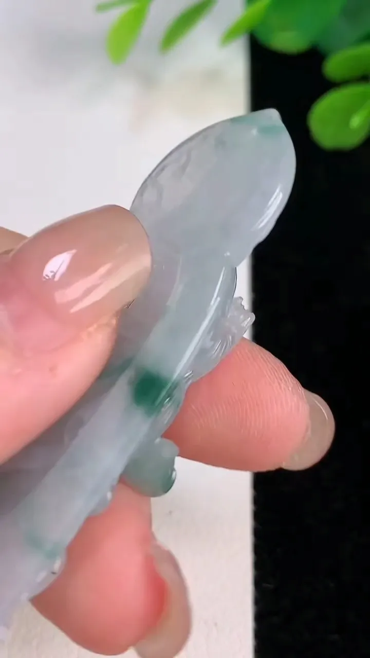 天然A货翡翠飘花观音菩萨吊坠，尺寸60-23.5-11.8，重:17.51g
8月1日