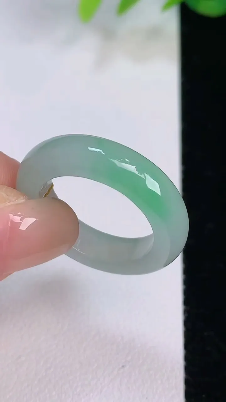 天然A货翡翠指环 戒指，尺寸18.6-5.8-4，重量:5.16g2025年8月1日
工厂直销收藏佳