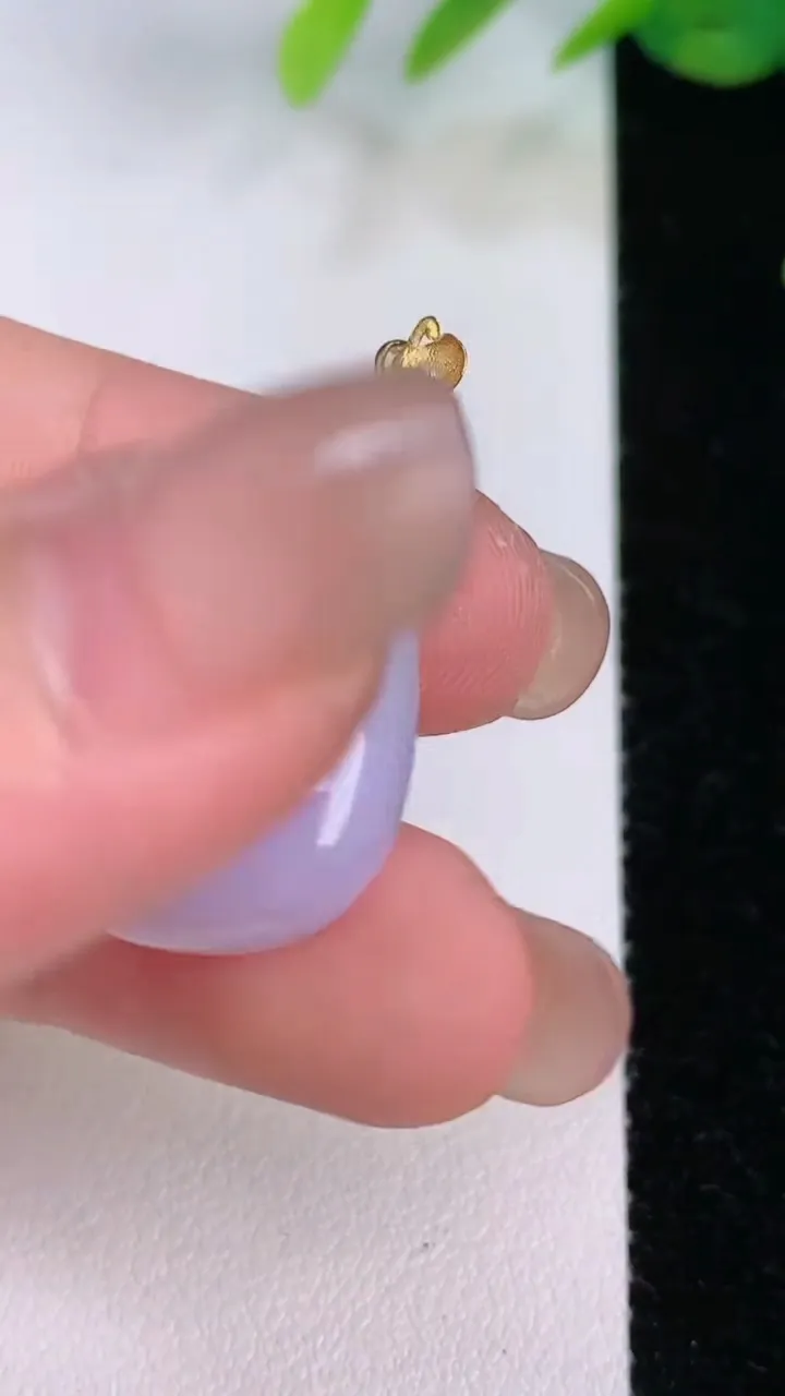 天然A货翡翠18k金紫罗兰随形吊坠，尺寸24.4-11.5-6，重量:2.89g
8月1日