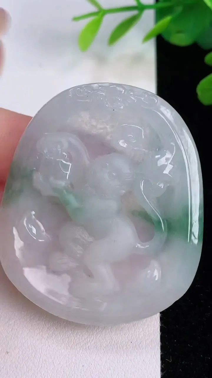 天然A货翡翠冰种飘花生肖猴吊坠，尺寸51-43.7-6.3，重量:25.38g
8月1日
