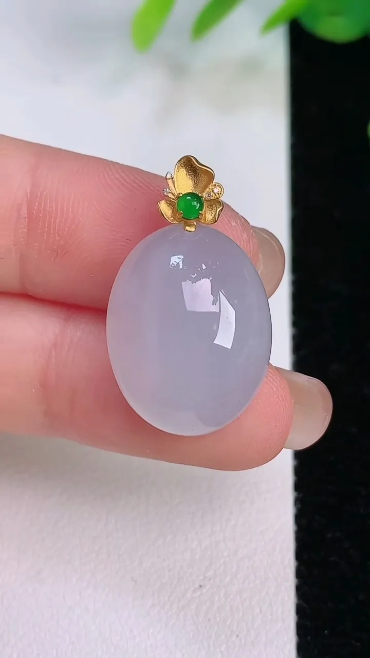 天然A货翡翠种紫罗兰蛋面吊坠，尺寸20.2-15.6-8.3，重量:4.46g
8月1日