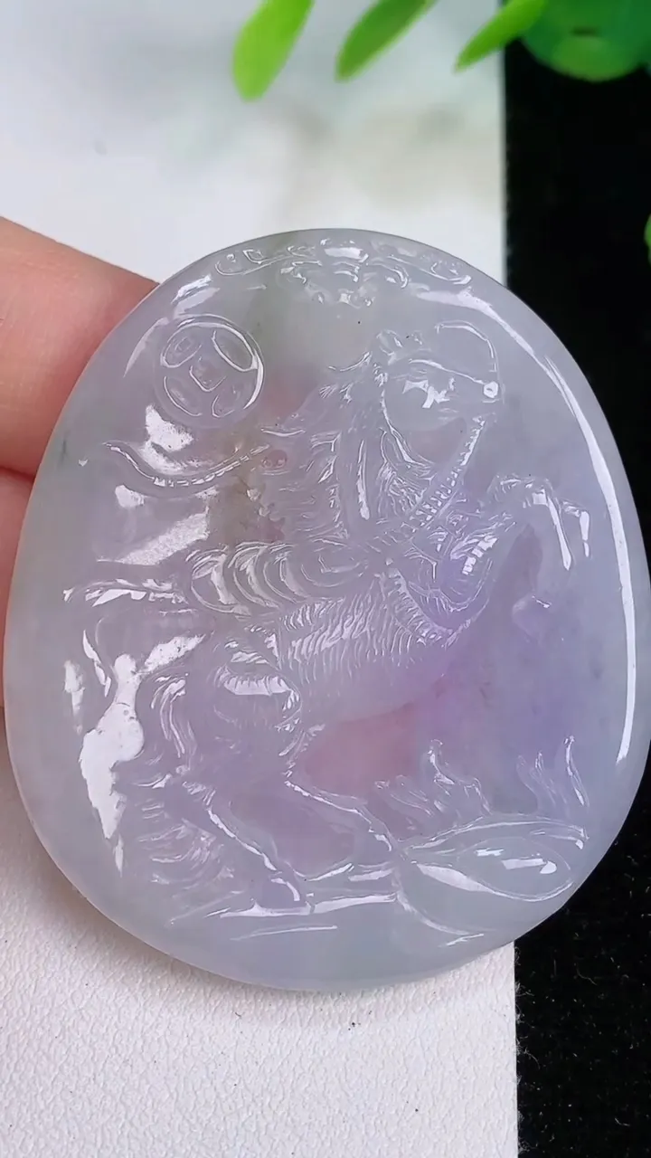 天然A货翡翠紫罗兰生肖马吊坠，尺寸49.7-43-4.7，重量:19.80g
8月1日