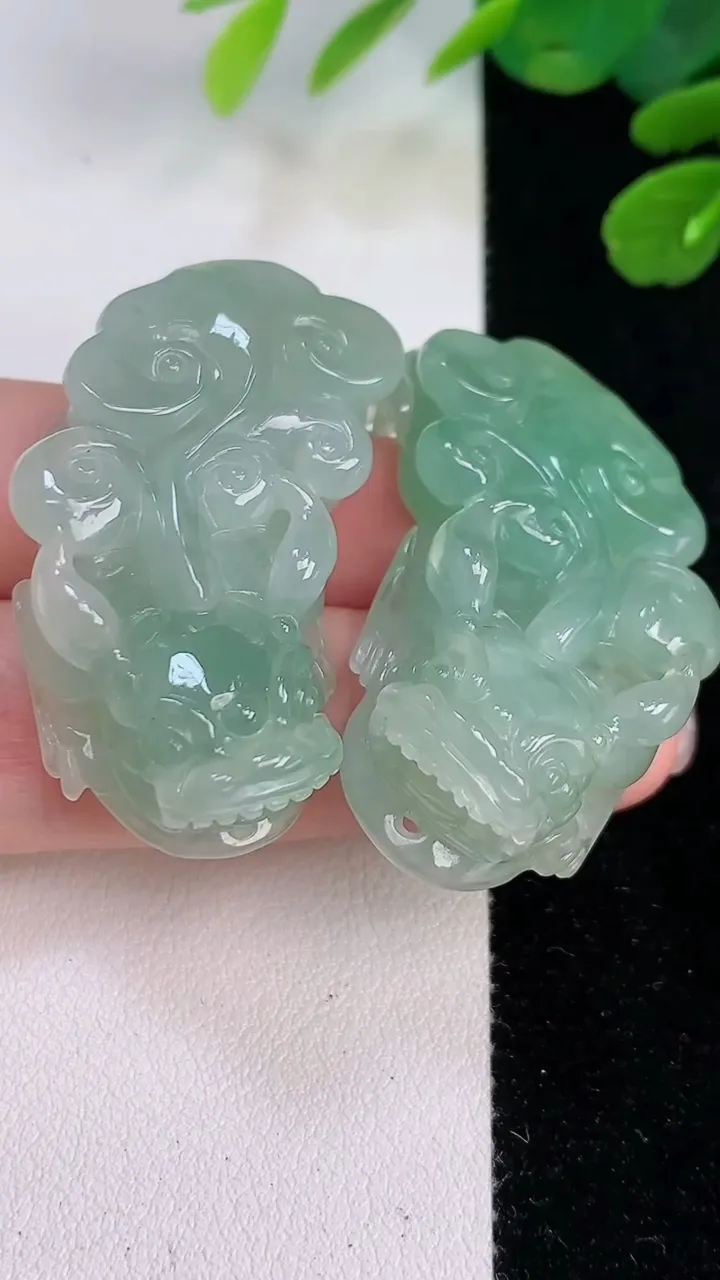 天然A货翡翠貔貅吊坠一对，尺寸40-22.2-11.2/41-22.9-11.2，重:18.41g
8月1日，重:18.41g