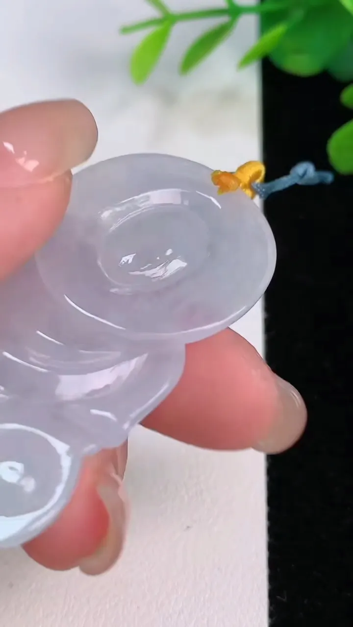 天然A货翡翠正装观音菩萨吊坠，尺寸53-38.4-5.6，重量:19.38g
8月1日