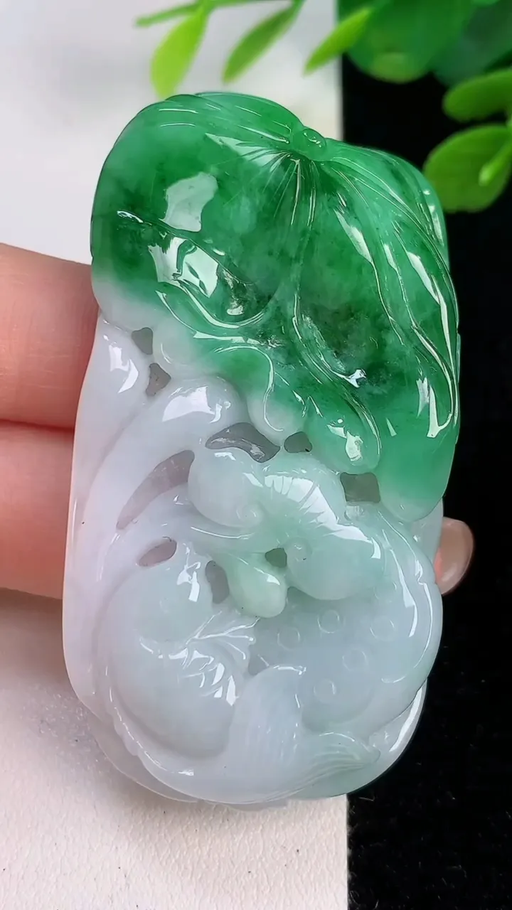 天然A货翡翠荷叶鱼吊坠，尺寸62-32-10，重:40.53g
8月1日
