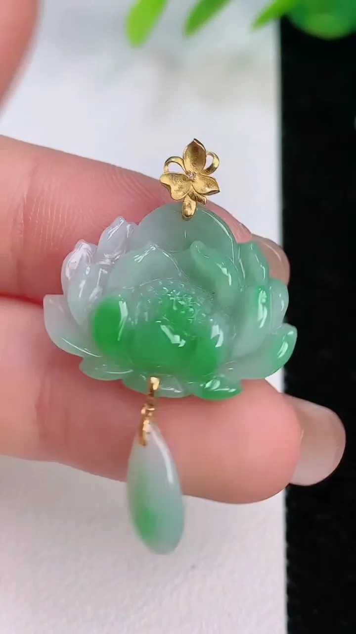 天然A货翡翠荷花吊坠，尺寸32.7-23-5，重量:3.53g
8月1日