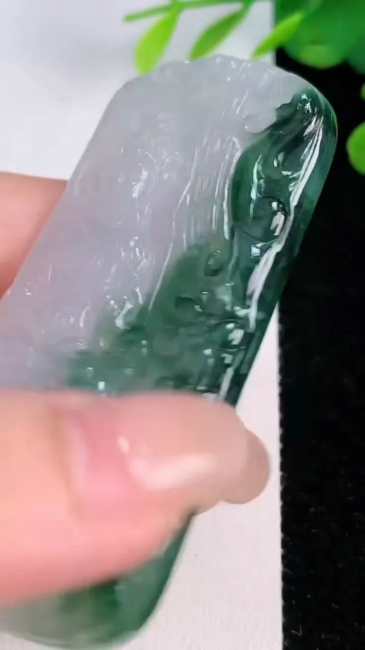 天然A货翡翠冰种飘花观音菩萨吊坠，尺寸66.2-35.4-5.4，重量:32.48g
8月1日