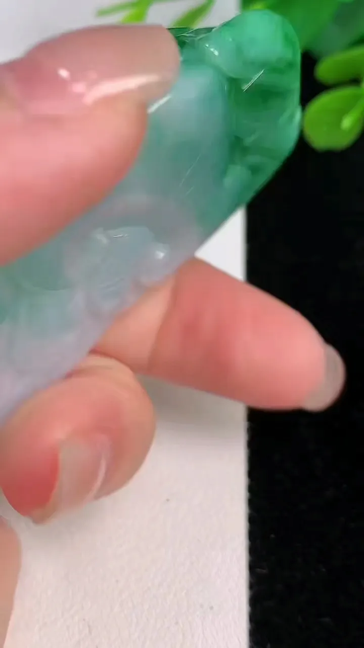 天然A货翡翠荷叶鱼吊坠，尺寸62-32-10，重:40.53g
8月1日