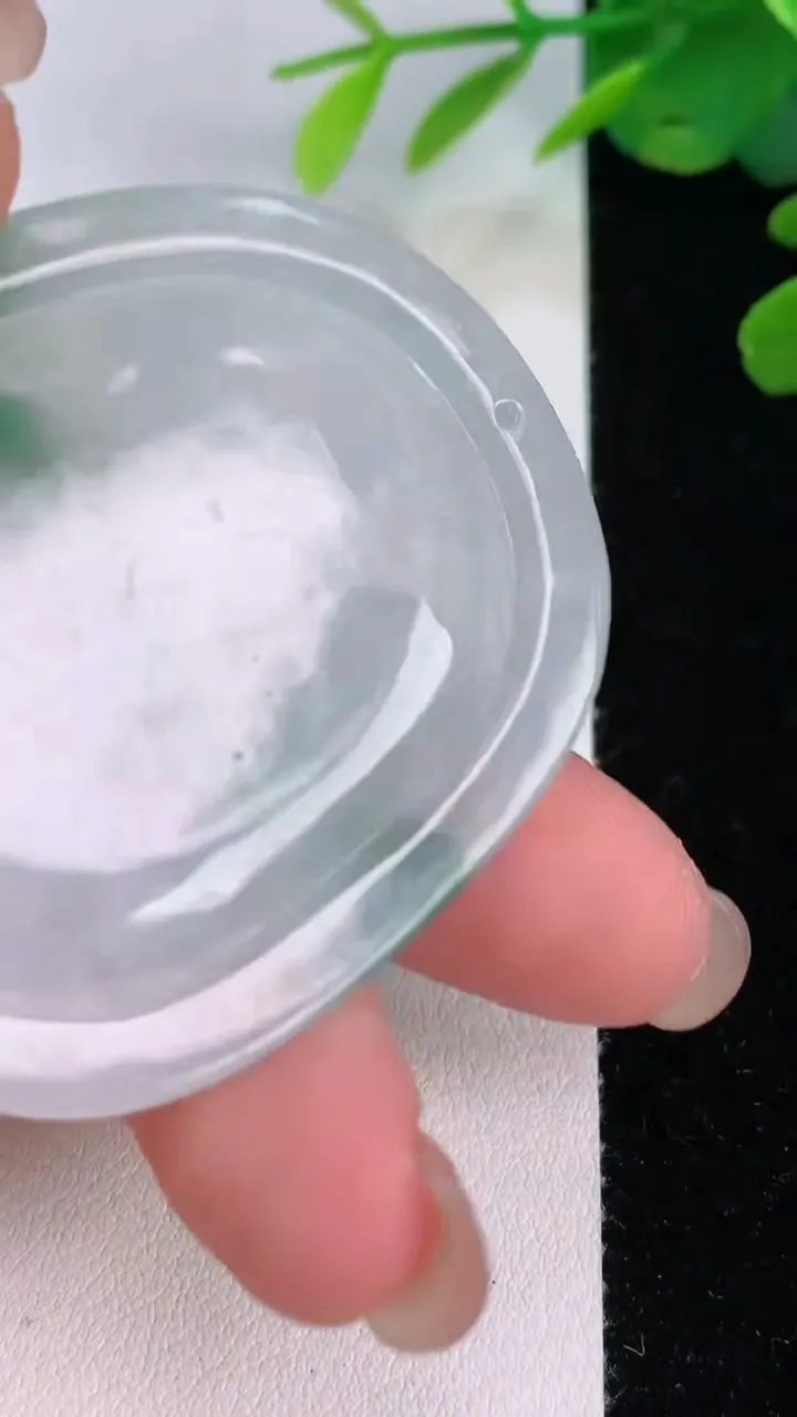 天然A货翡翠冰种飘花生肖猴吊坠，尺寸51-43.7-6.3，重量:25.38g
8月1日