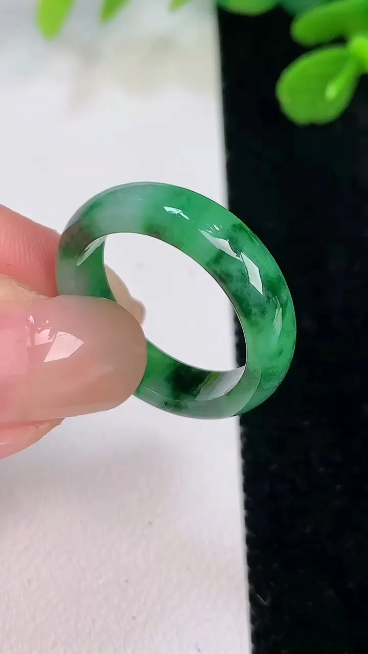 天然A货翡翠指环戒指，尺寸18.2-5.8-2.9，重:3.34g2025年8月1日
工厂直销收藏佳