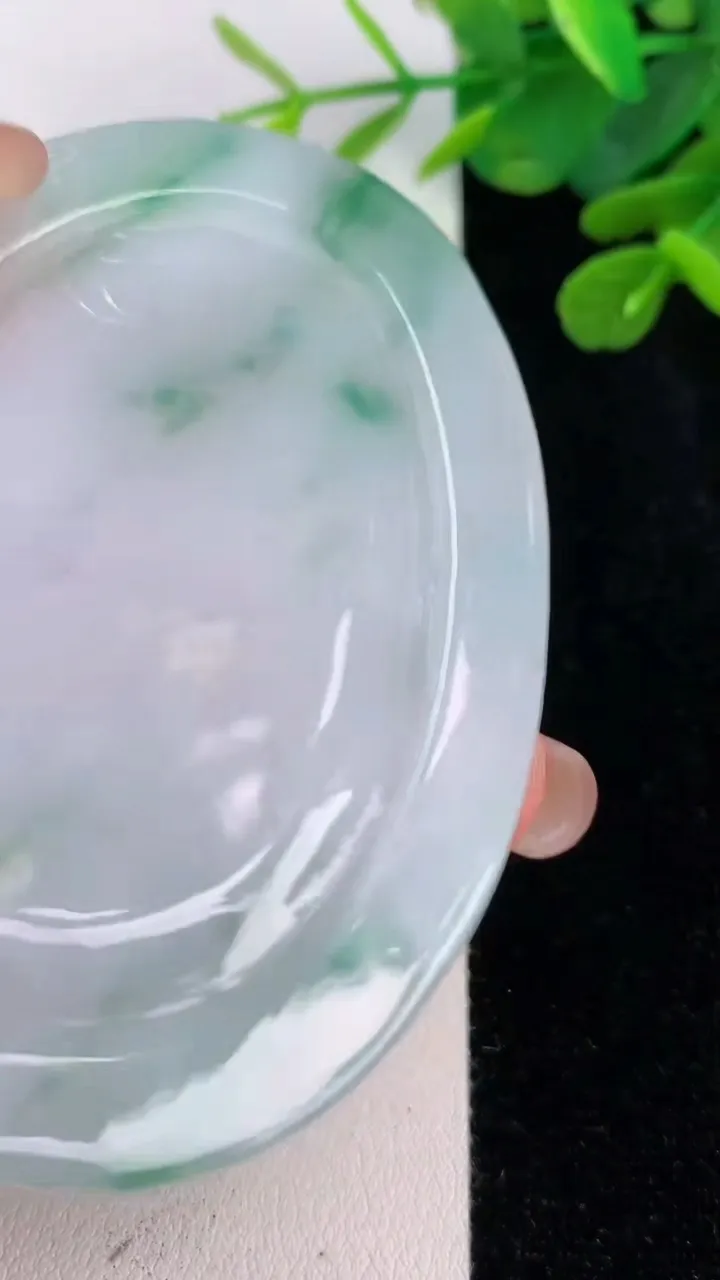 天然A货翡翠飘花山水观音菩萨吊坠，尺寸76-54.3-5，重:47.22g
8月1日