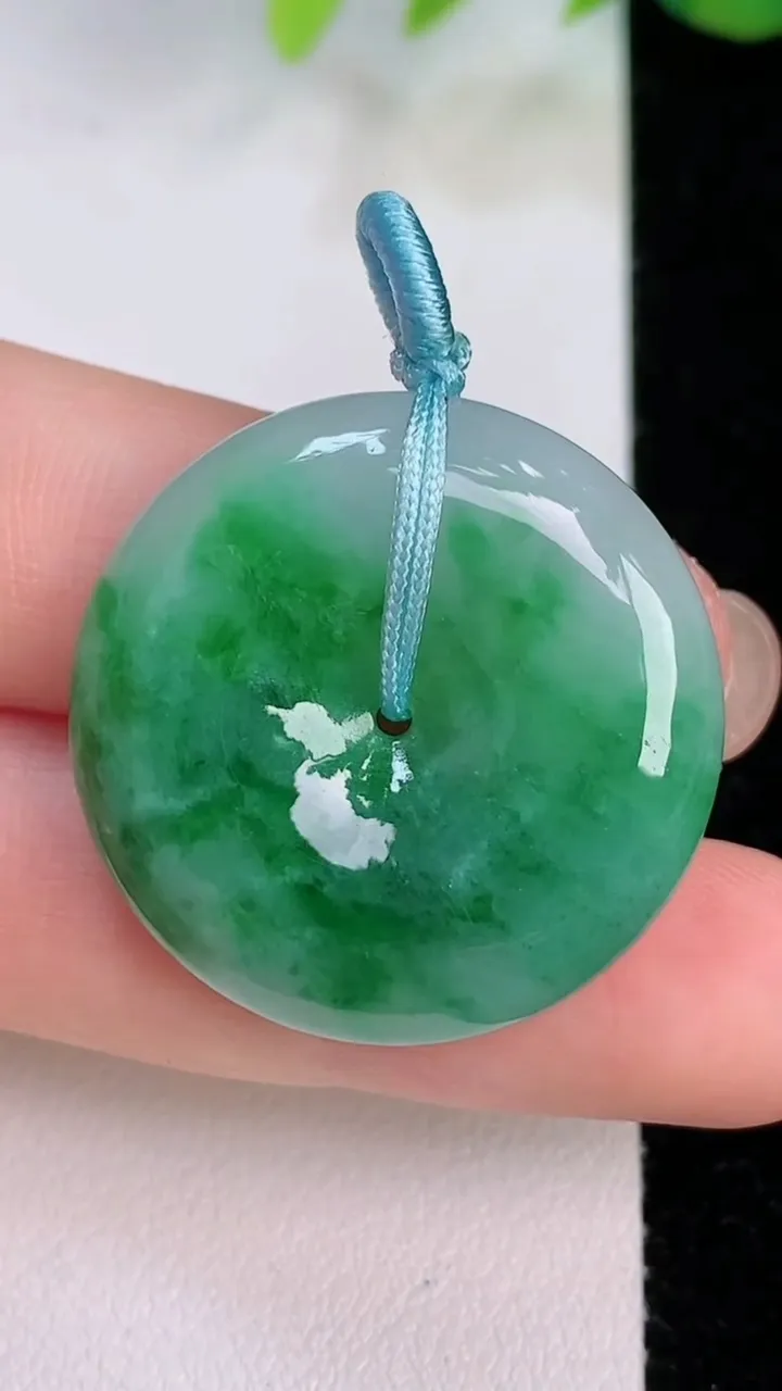 天然A货翡翠平安扣吊坠，尺寸28.3-6.2，重量:10.22g
8月1日