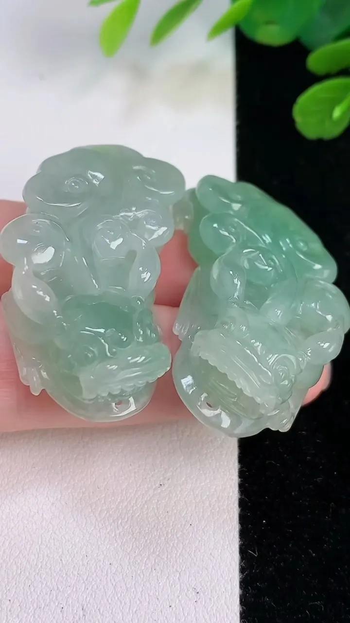 天然A货翡翠貔貅吊坠一对，尺寸40-22.2-11.2/41-22.9-11.2，重:18.41g
8月1日，重:18.41g