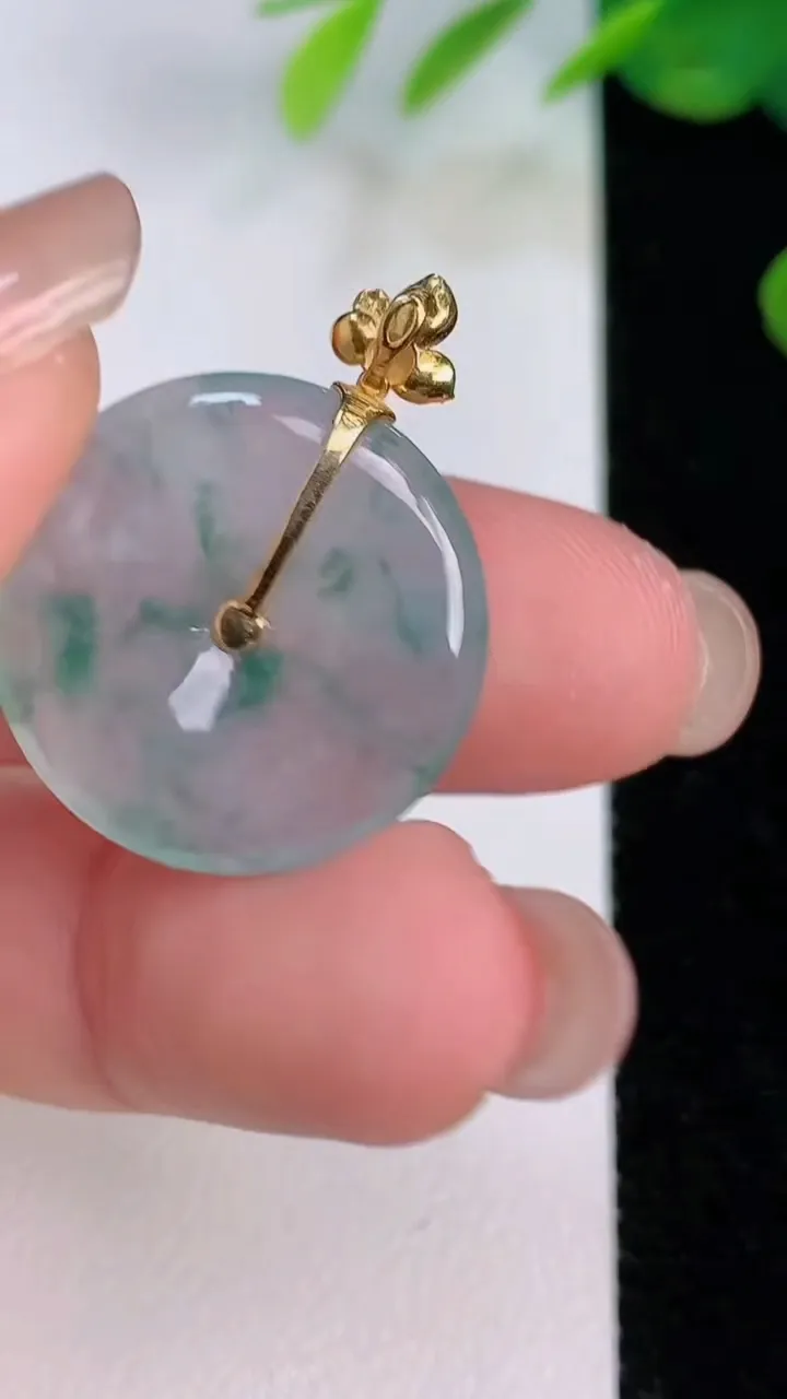 天然A货翡翠种飘花平安扣吊坠，尺寸20.8-4，重量:3.77g
8月1日