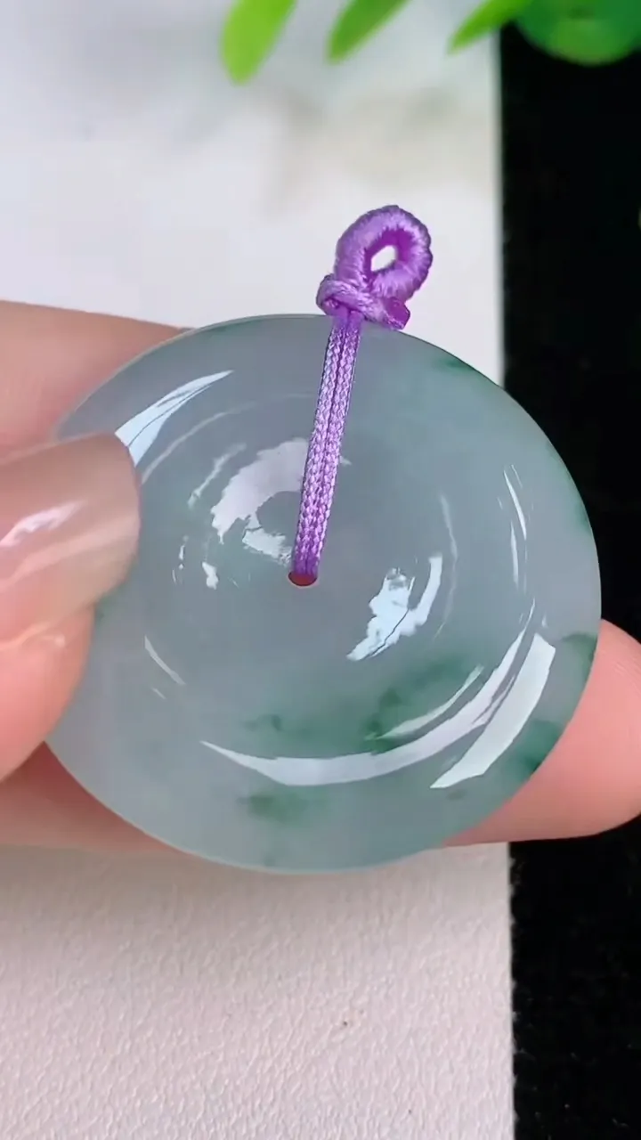 天然A货翡翠冰种飘花平安扣吊坠，尺寸33-6，重量:13.63g
8月1日