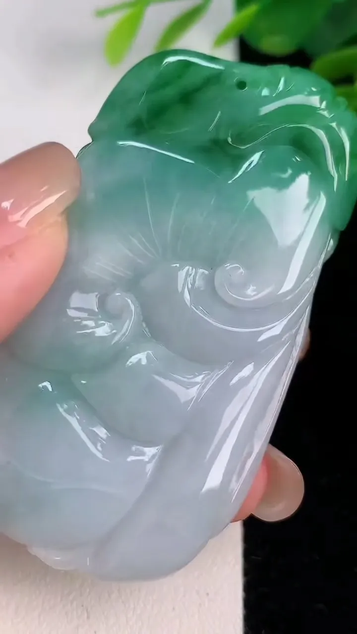 天然A货翡翠荷叶鱼吊坠，尺寸62-32-10，重:40.53g
8月1日