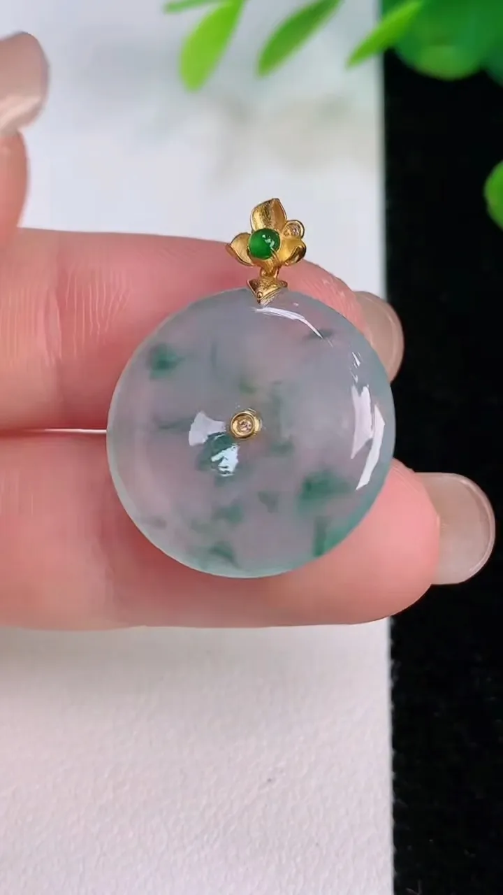 天然A货翡翠种飘花平安扣吊坠，尺寸20.8-4，重量:3.77g
8月1日