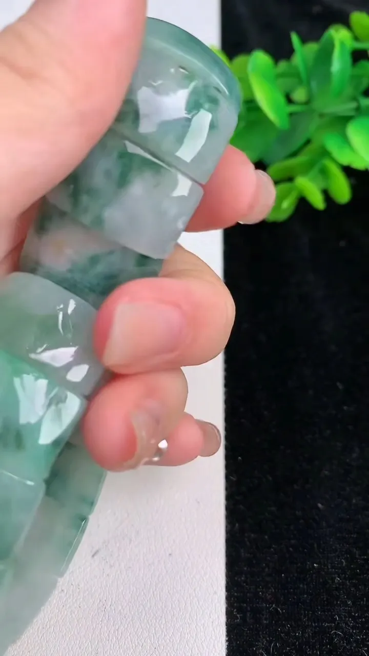 天然A货翡翠飘花无事牌手串18颗，尺寸19.5，重:59.79g8月1日
工厂直销收藏佳品,种好水足，色泽均匀，有种有色，上手高大气！