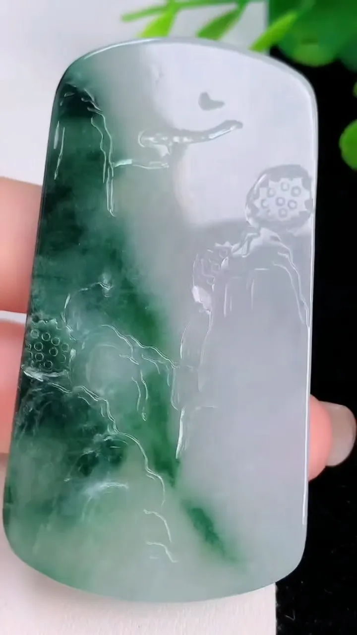 天然A货翡翠冰种飘花观音菩萨吊坠，尺寸66.2-35.4-5.4，重量:32.48g
8月1日