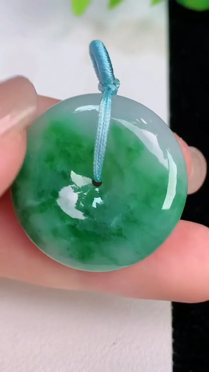 天然A货翡翠平安扣吊坠，尺寸28.3-6.2，重量:10.22g
8月1日