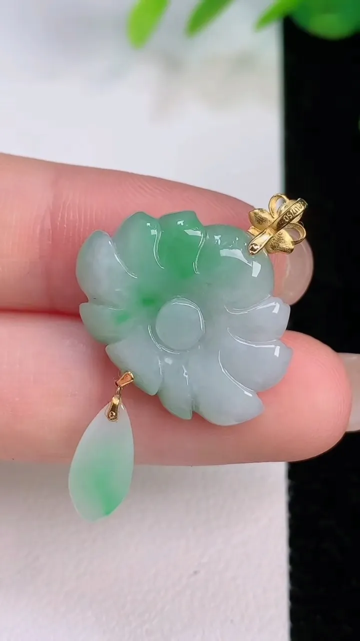 天然A货翡翠荷花吊坠，尺寸32.7-23-5，重量:3.53g
8月1日