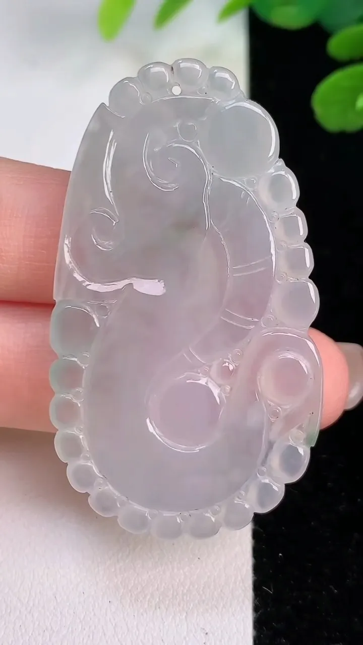 天然A货翡翠龙牌吊坠，尺寸52-30-4.2，重:12.13g
8月1日