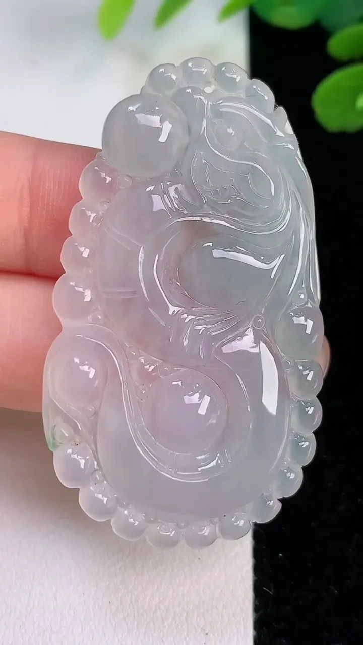 天然A货翡翠龙牌吊坠，尺寸52-30-4.2，重:12.13g
8月1日