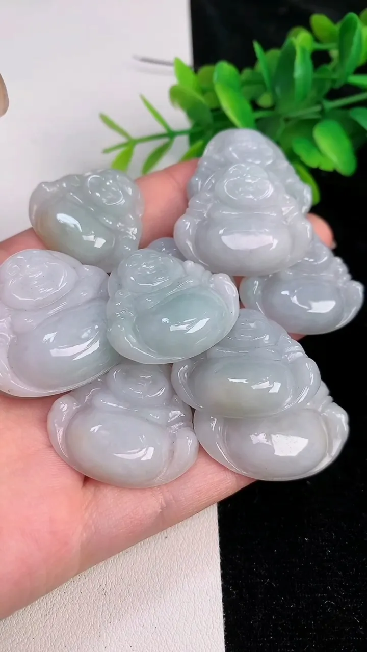 天然A货翡翠佛公吊坠一手，尺寸28.8-33.7-5.7，重:8.05g
8月1日