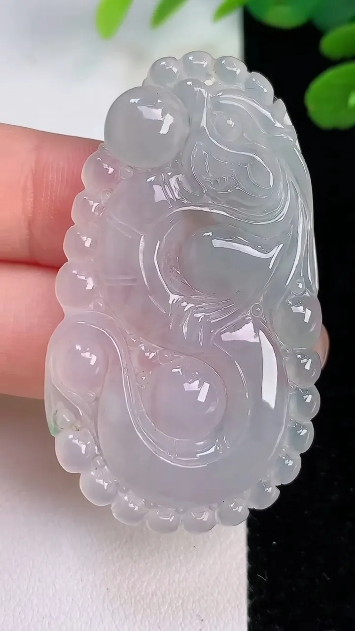 天然A货翡翠龙牌吊坠，尺寸52-30-4.2，重:12.13g
8月1日