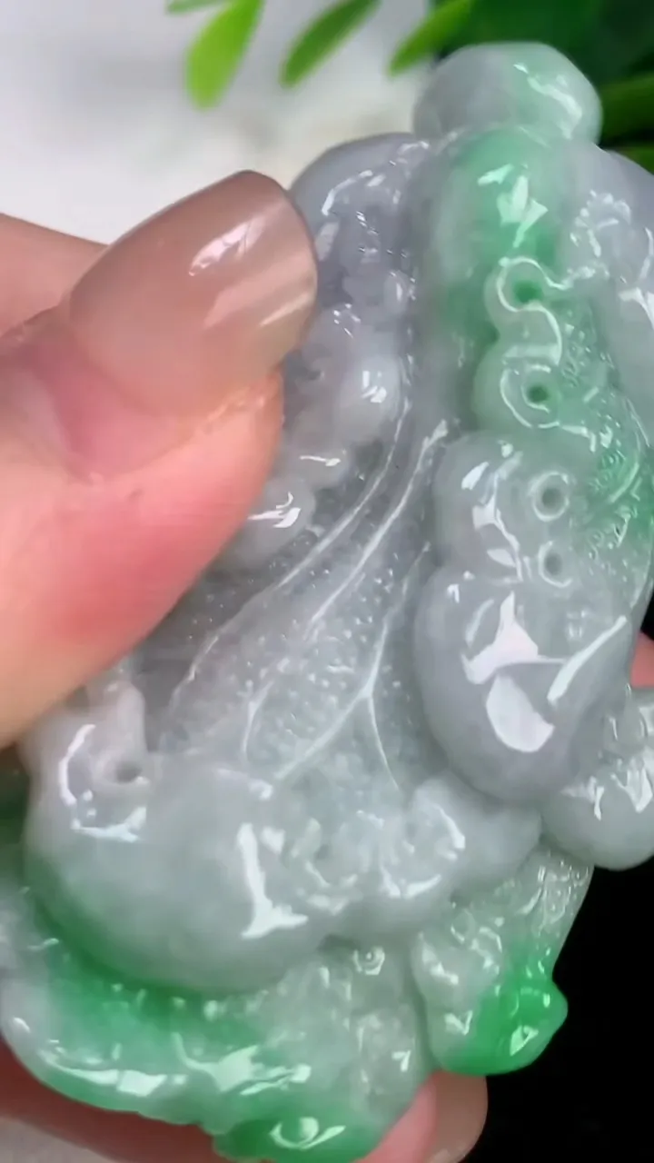 天然A货翡翠白菜吊坠，尺寸60-38.5-21.6，重:54.60g
8月1日