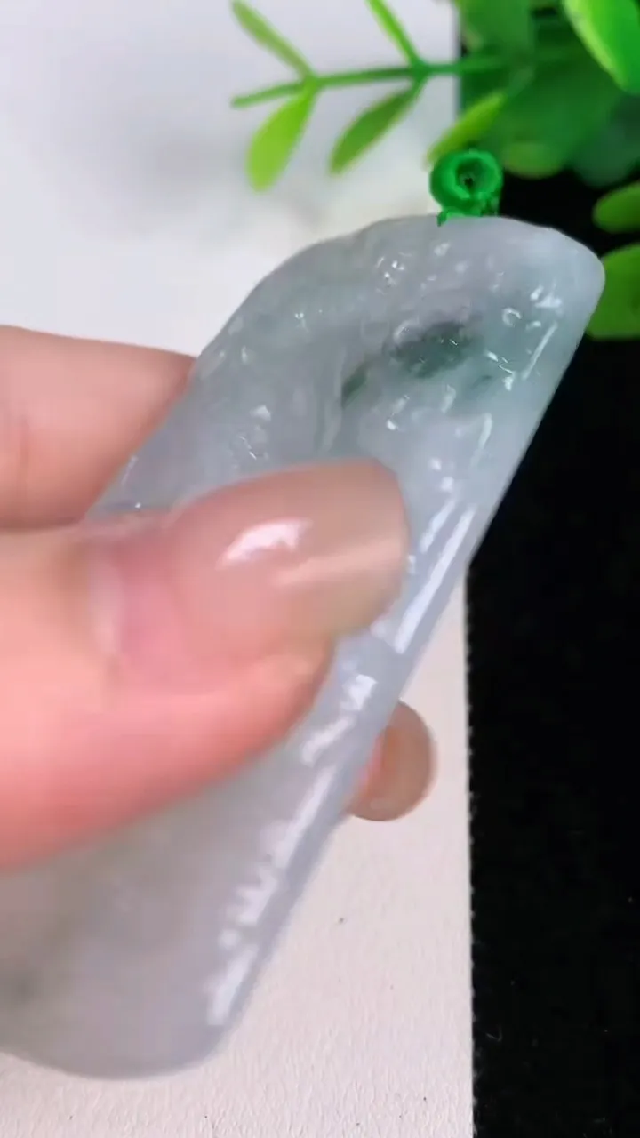 天然A货翡翠飘花祥龙观音菩萨吊坠，尺寸68.5-40.7-5.2，重量:32.88g
8月1日