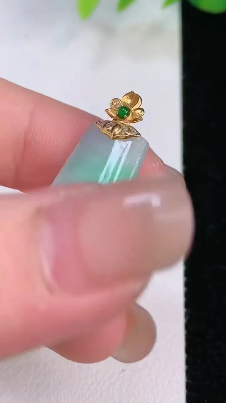 天然A货翡翠无事牌吊坠，尺寸28.6-13.2-3.2，重量:3.15g
8月1日