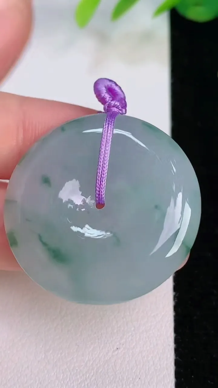 天然A货翡翠冰种飘花平安扣吊坠，尺寸33-6，重量:13.63g
8月1日