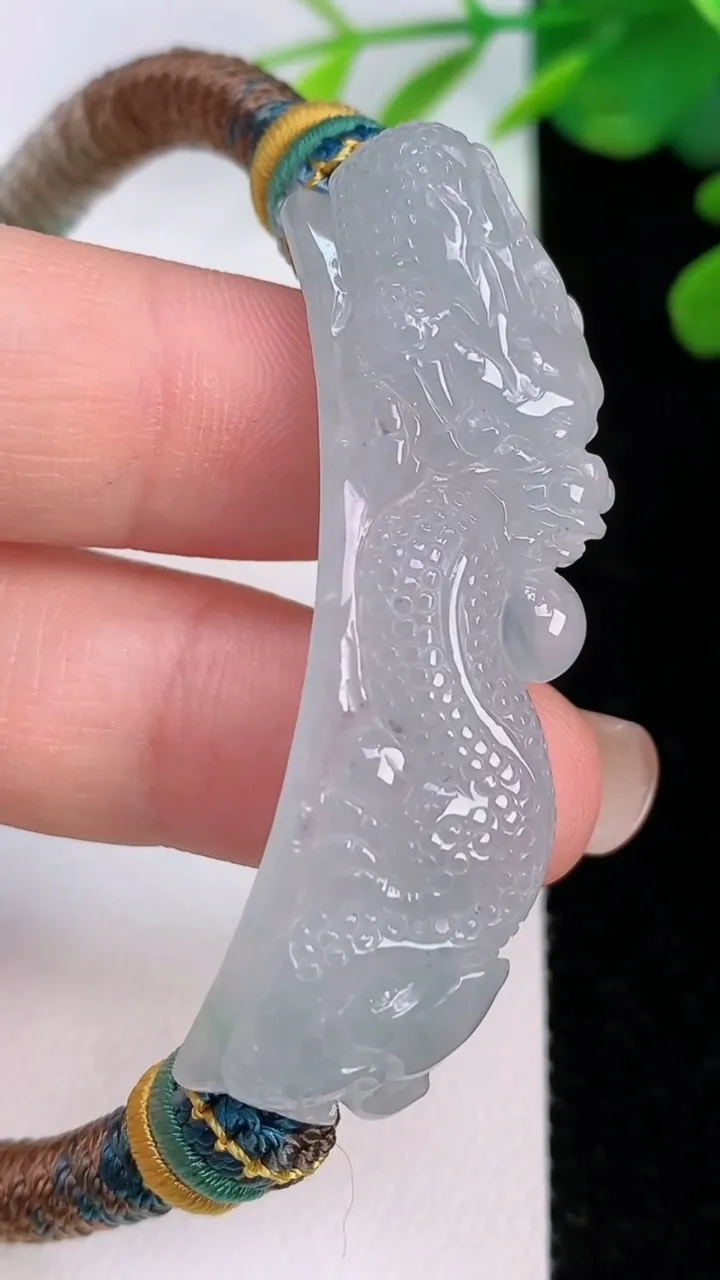 天然A货翡翠龙手牌手绳，尺寸48-12.8-9.4，重量:25.16g
8月1日