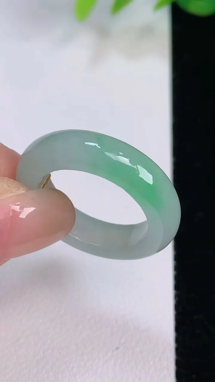 天然A货翡翠指环 戒指，尺寸18.6-5.8-4，重量:5.16g2025年8月1日
工厂直销收藏佳品,种好水足，色泽均匀，有种有色，上手高大气！