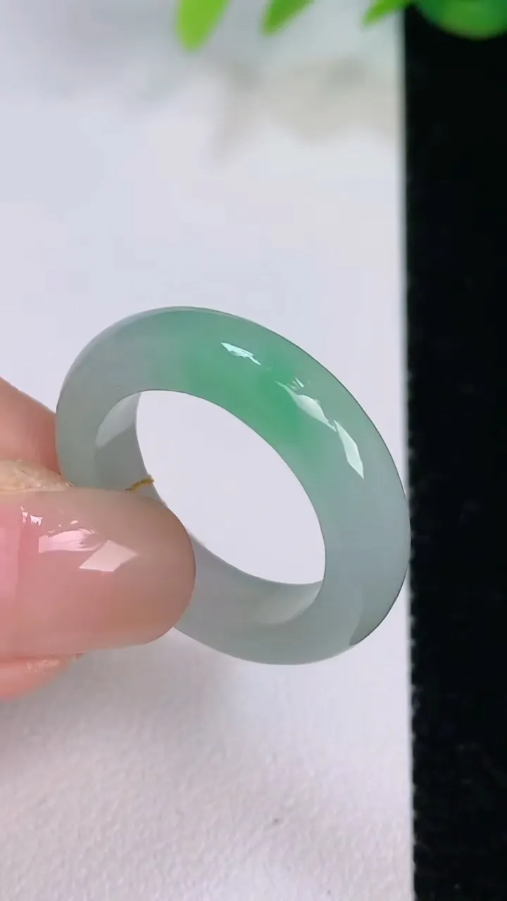 天然A货翡翠指环 戒指，尺寸18.6-5.8-4，重量:5.16g2025年8月1日
工厂直销收藏佳品,种好水足，色泽均匀，有种有色，上手高大气！
