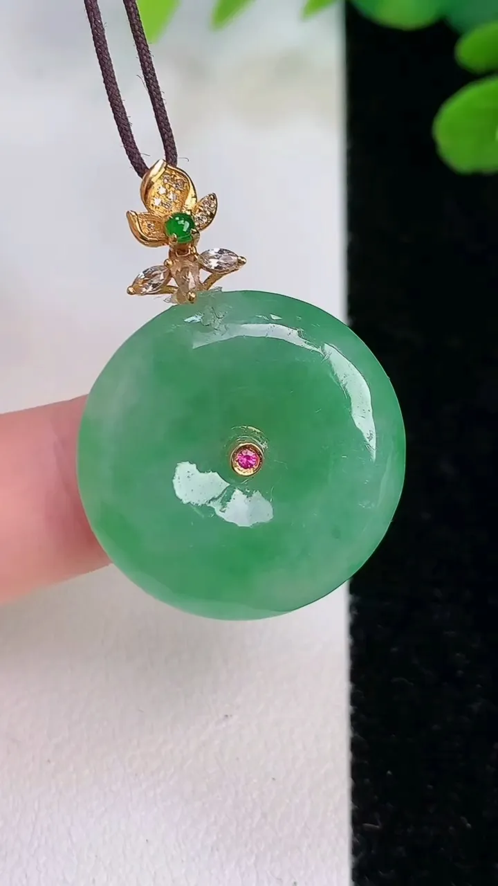 天然A货翡翠平安扣吊坠，尺23.6-5，重:6.80g
8月1日