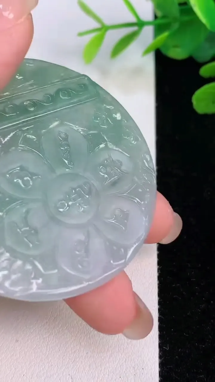 天然A货翡翠冰种飘花文殊菩萨吊坠，尺寸53.4-5，重量:26.32g
8月1日