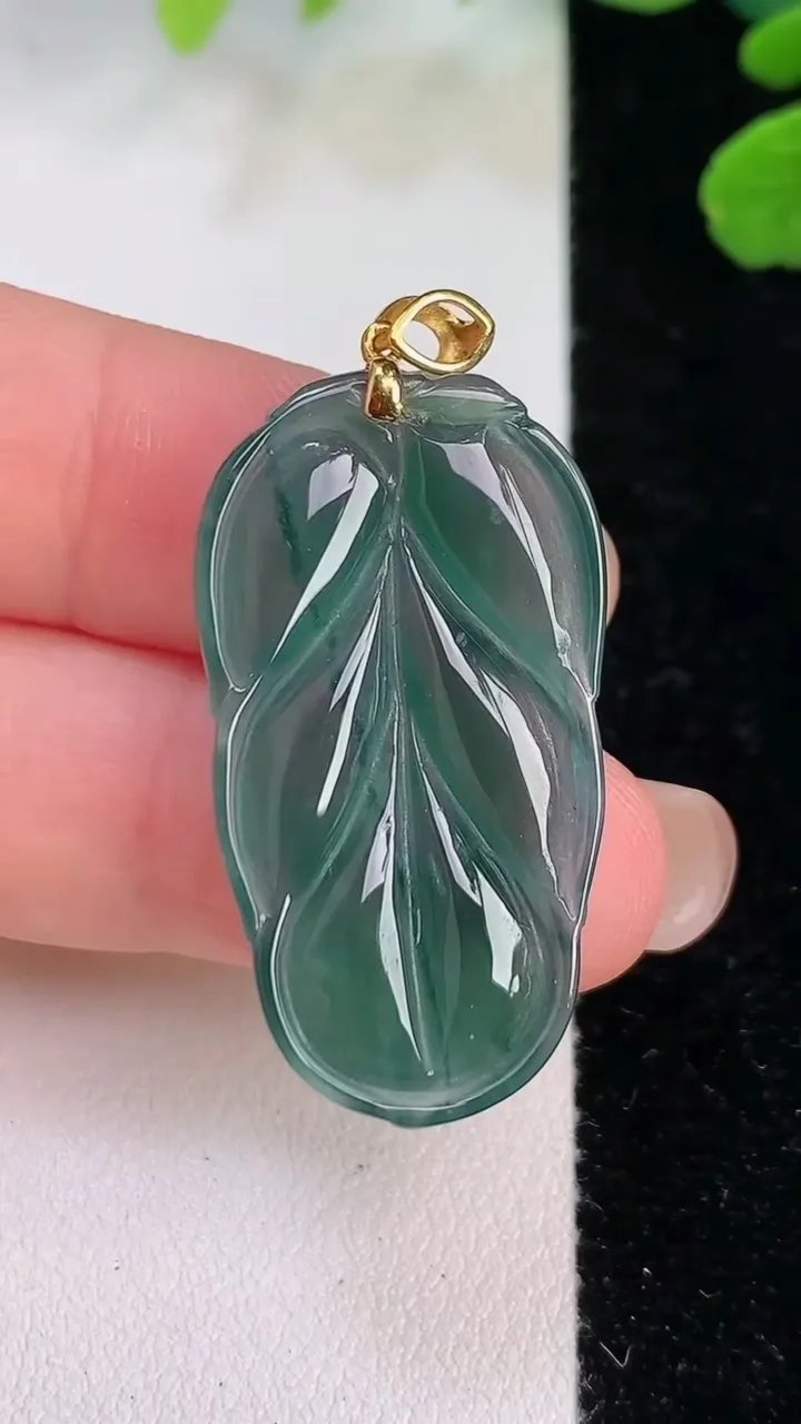 天然A货翡翠18k金蓝水金枝玉叶 叶子吊坠，尺寸33.2-16.9-4，重:4.97g
8月1日