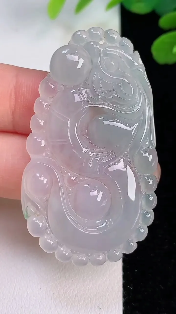 天然A货翡翠龙牌吊坠，尺寸52-30-4.2，重:12.13g
8月1日