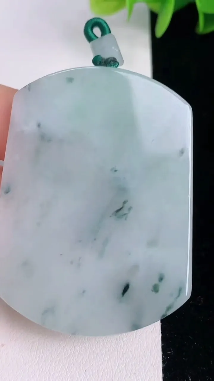 天然A货翡翠飘花无事牌吊坠，尺寸54.2-40.5-5.5，重量:34.96g
8月2日
