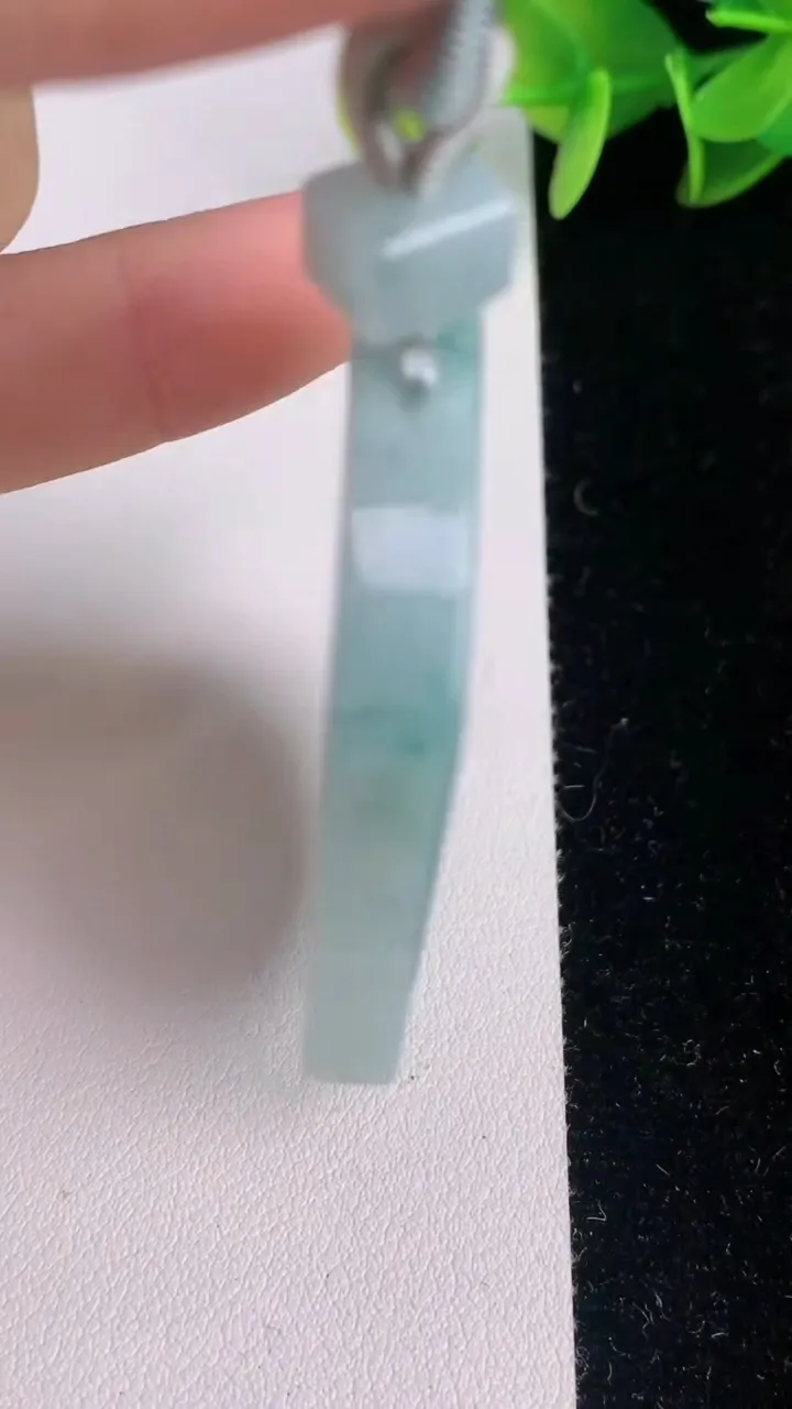 天然A货翡翠飘花无事牌吊坠，尺寸53.2-38.8-6，重量:39.74g
8月2日