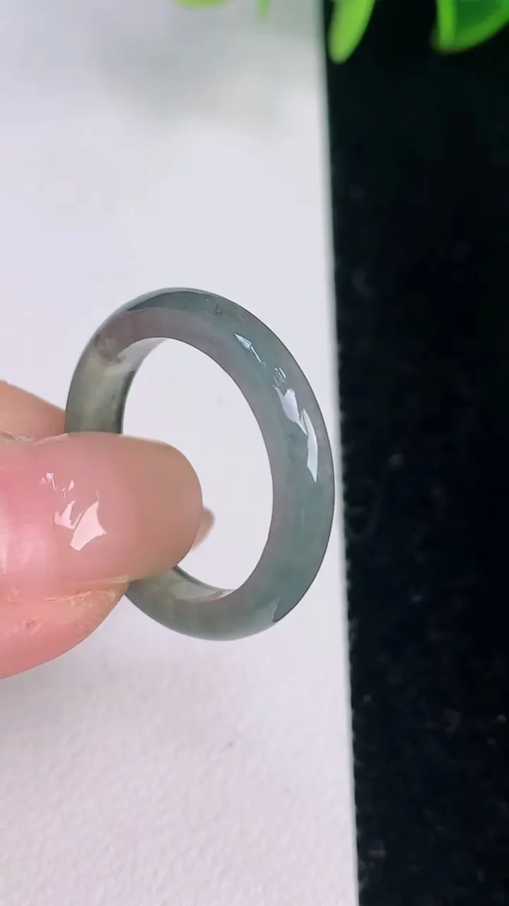 天然A货翡翠冰种乌鸡种指环 戒指，尺寸18.8-4-3，重量:啊2.56g2025年8月2日
工厂直销收藏佳品,种好水足，色泽均匀，有种有色，上手高大气！