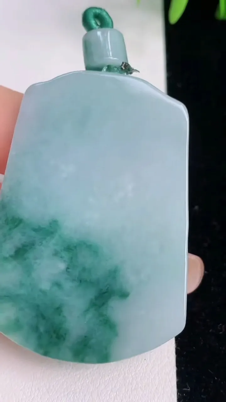 天然A货翡翠飘花仿古无事牌吊坠，尺寸50.8-37-5.6，重量:28.88g
8月2日