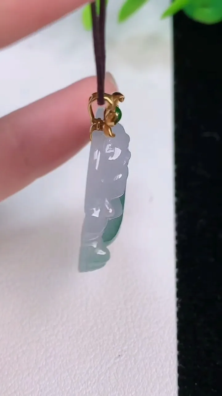 天然A货翡翠种飘花佛公吊坠，尺寸27-29-6.6，重量:7.68g
8月2日